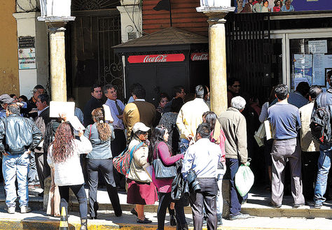 Legalidad. Abogados de Cochabamba hacen fila para registrarse en el RPA, el jueves, último día.