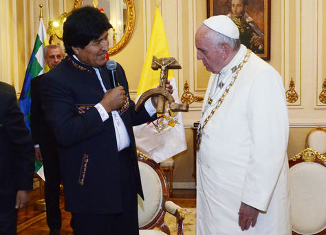 El momento que Morales le entrega a Francisco el tallado de Cristo crucificado en una hoz y martillo