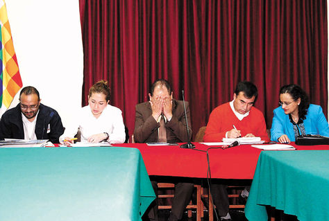 Espera. Claros, Moreira, Romero, Quintana y Valdivia, ayer en el Ministerio de Gobierno mientras aguardaban a los cívicos.  