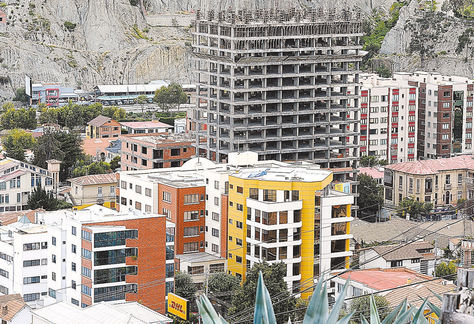 Obra. Construcción de un edificio de oficinas y departamentos en la zona Sur de la ciudad de La Paz.