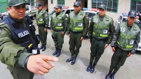 Pasan revista a policías comunitarios de la EPI de San Pedro. Foto: La Razón-archivo