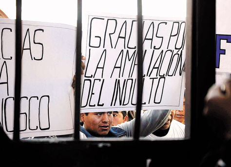 La Paz. Reos del penal de San Pedro realizan un mitin y agradecen la ampliación del indulto; fue ayer.