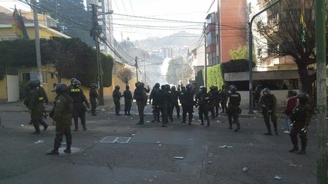 Policías movilizados en inmediaciones del Viceministerio de Régimen Interior lanzan a los cívicos movilizados. Foto: Jorge Quispe
