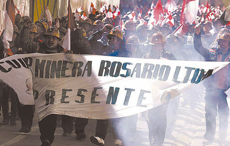 Presión. Miles de mineros cooperativistas bloquean una de las calles del centro de La Paz, ayer.
