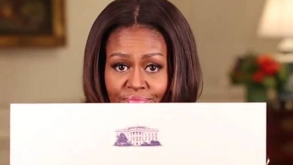 Prohibido. Michelle Obama muestra un cartel que estaba colocado en uno de los pasillos de la Casa Blanca que impedía tomar fotos. /Instagram