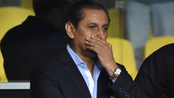 Ramón se toma la cara durante la goleada de Argentina sobre Paraguay en Concepción. (AFP)