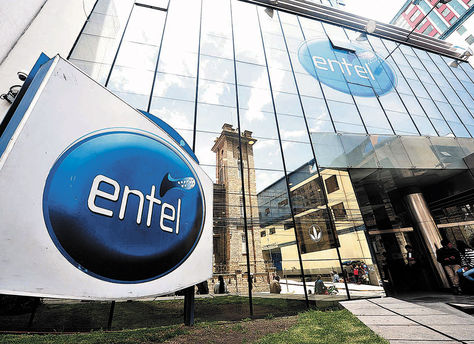 Telefónica. Puerta de ingreso a las oficinas centrales de la Empresa Nacional de Telecomunicaciones.