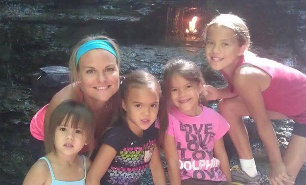 Elizabeth Diamond y sus cuatro hijas