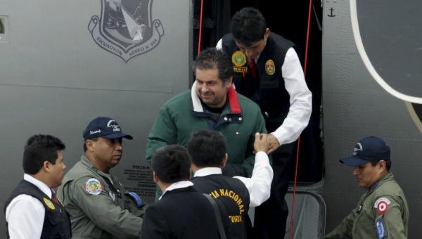 Martín Belaunde siendo escoltado por la policía peruana. Archivo Reuters