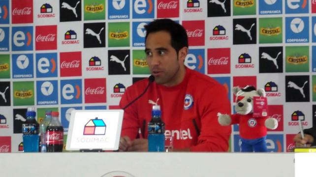 Claudio Bravo dando declaraciones a la prensa. Foto: Pablo Cambará