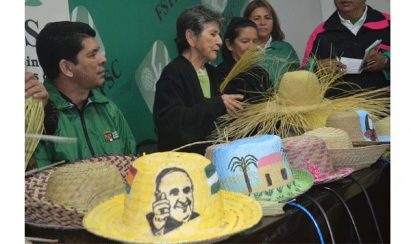 ARTESANOS. Presentaron el sombrero de sao que regalarán al papa Francisco en su visita a Santa Cruz.