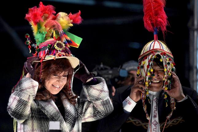Cristina se mostró exultante junto a Evo, usaron sombreros indígenas durante la ceremonia.  Foto:  AFP 