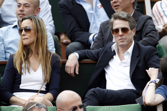 Hugh Grant, acompañado por la madre de su tercer hijo, Anna Elisabet Eberstein, en Roland Garros.