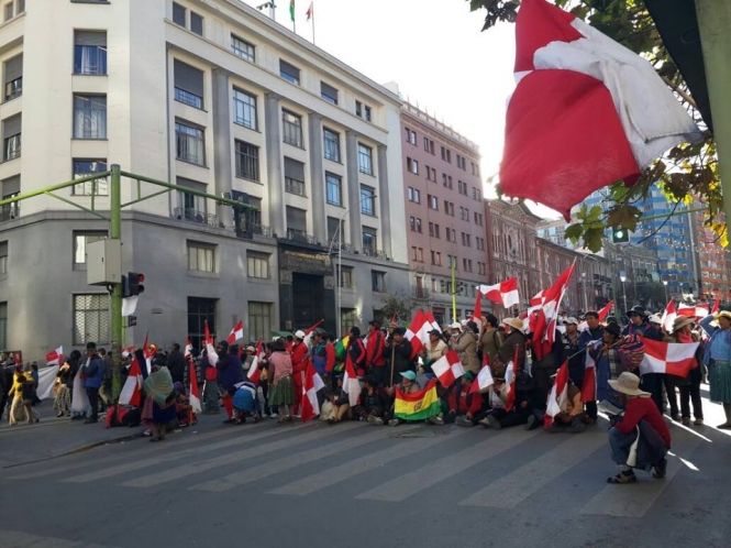 Cívicos potosinistas bloquean el centro de La Paz y piden hablar con Evo