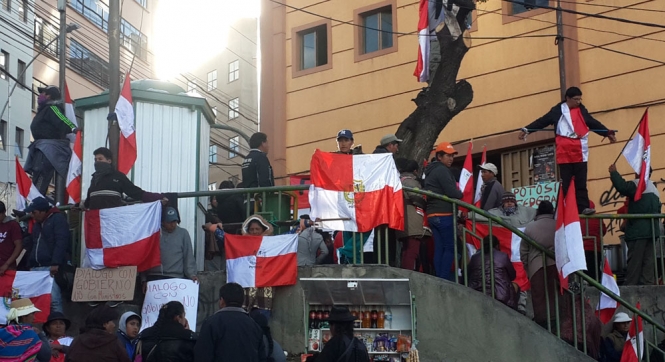 Cívicos potosinos se crucifican en La Paz