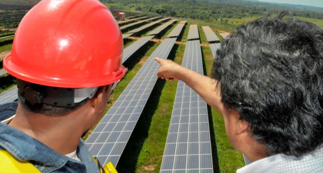 Evo inaugura primera planta solar del país