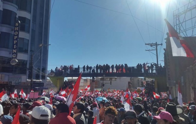 Comcipo rechaza diálogo con García y masiva marcha envía 300 mineros a La Paz