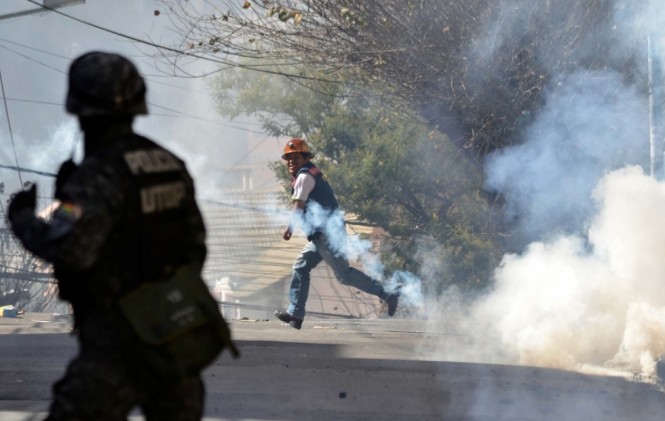 Un rehén, 40 detenidos, tres heridos y tres incendios son el saldo de la violenta jornada 