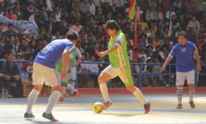 Reprochan al presidente Morales por preferir el fútbol