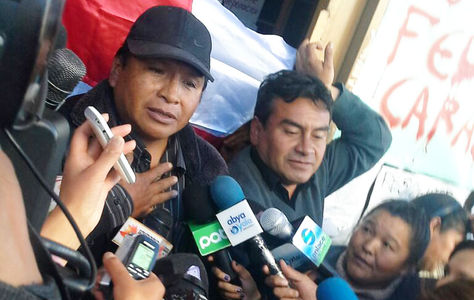 El presidente de Comcipo, Jhonny Llally, en puertas del coliseo universitario a la conclusión de un ampliado