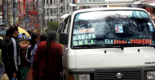 Algunos transportistas decidieron cobrar dos bolivianos con el pretexto de pagar el aguinaldo.