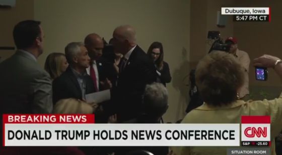 Donald Trump expulsa a Jorge Ramos Donald Trump expulsa a Jorge Ramos