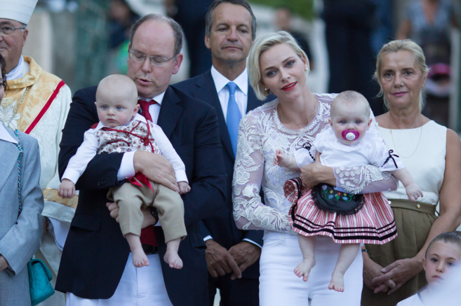 Los príncipes Alberto y Charlene de Mónaco portan en brazos a sus...