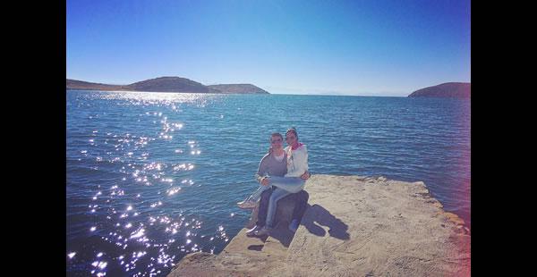 Una linda postal con el fondo del Lago Titicaca