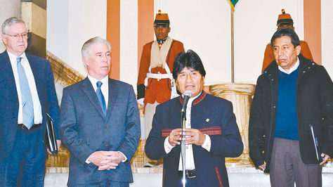 Visita. El presidente Evo Morales se dirige a los periodistas tras la reunión del 10 de agosto con Brennan (izq.) y el canciller David Choquehuanca (der.).