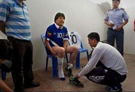 Morales es calzado antes de jugar.