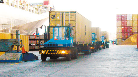Arica. El traslado de contenedores en el puerto ariqueño está a cargo de empresas de transporte chilenas.