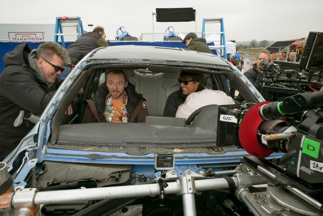 Christopher McQuarrie con Simon Pegg y Tom Cruise en el rodaje