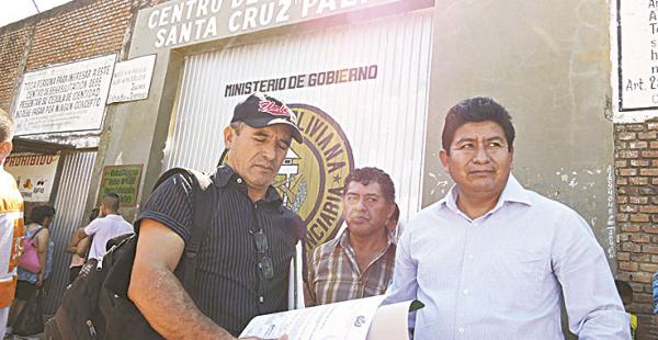 Los diputados cuando ayer ingresaban a Palmasola
