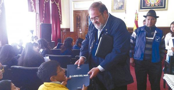 El ministro de Educación Roberto Aguilar presentando el libro del Mar que será de lectura obligatoria