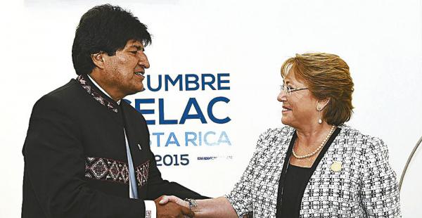 Los presidentes de Bolivia, Evo Morales, y de Chile, Michelle Bachelet, se reunieron en enero