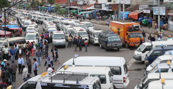 Los minibuseros bloquearon las arterias principales de la ciudad de Santa Cruz este jueves, ahora amenazan con masificar la medida y llevarla a las carreteras