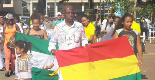 Los afrobolivianos protagonizaron una singular marcha de protesta para pedir a la Asamblea Legislativa Departamental que incluya a este pueblo en los estatutos autonómicos