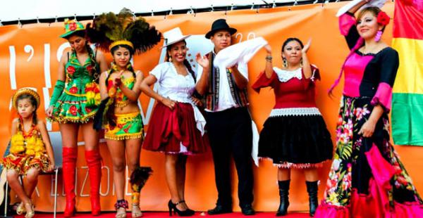 En Italia los residentes se unieron para realizar una exposición de la diversidad cultural de la que goza Bolivia