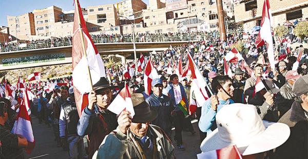 El pueblo potosino rindió su homenaje a la patria con una marcha organizada por la dirigencia cívica