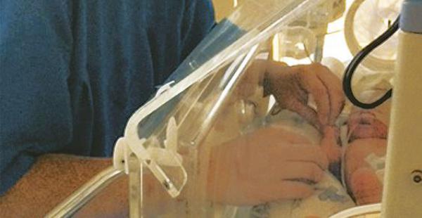 Las dos bebés y su hermano permanecen en terapia intensiva