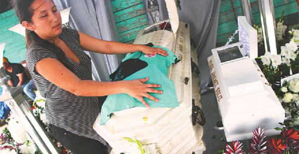 Su polera del colegio la acompañó hasta la tumba. Sus compañeras quieren cambiarle el nombre a la promo ‘Like’ por Paula Andrea Soliz Flores