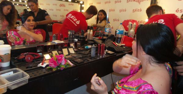 Nos metimos en camerino y encontramos a Gloria Mariana en pleno arreglo personal
