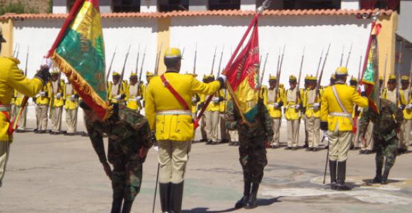 Los dos soldados pertenecían al Regimiento Tercero de Infantería de Sucre, cuyo uniforme es de color amarillo