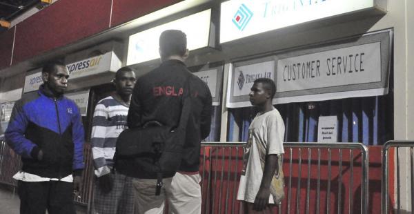 Los familiares de los pasajeros de un vuelo de Air Trigana que se estrelló buscan información en el aeropuerto de Sentani, en la provincia de Papúa de Jayapura, Indonesia