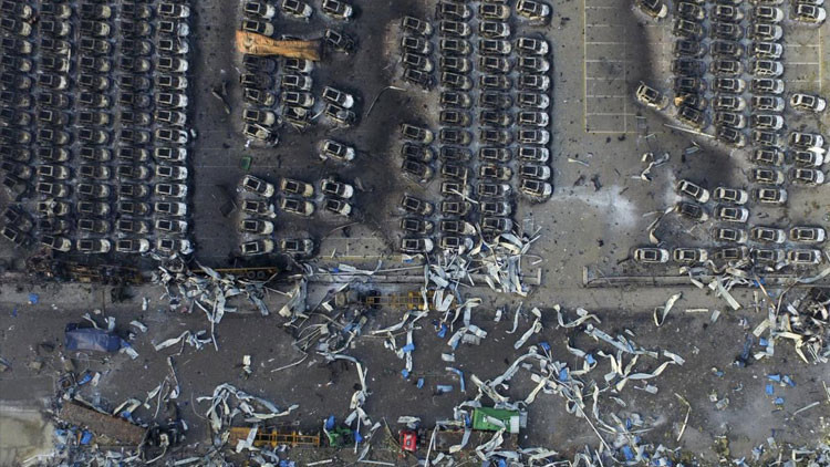 A vista de dron: Un enorme agujero queda al descubierto tras la devastadora explosión en Tianjín