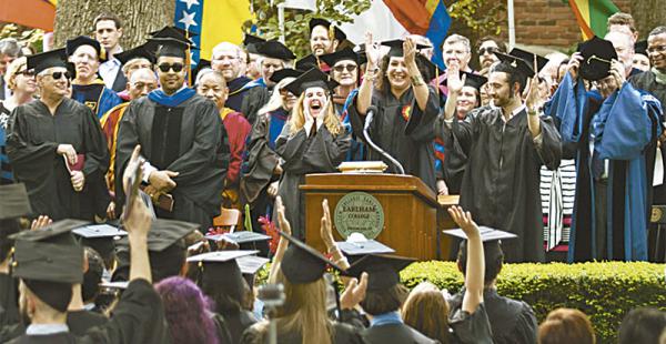 Ximena dio un discurso en el acto de graduación de la clase 2015 en Earlham College, Richmond, Indiana