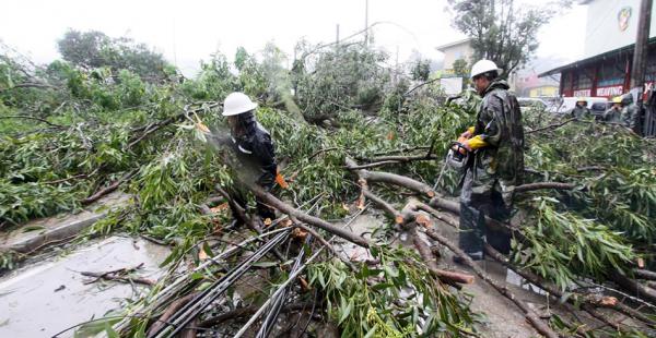 Las fuertes ráfagas de viento arrastraron vehículos y arrancaron postes eléctricos.
