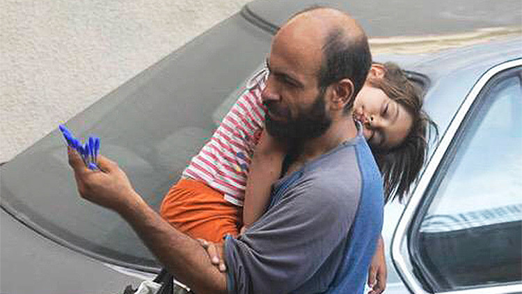 Recaudan miles de dólares para un refugiado con dos hijos que vende plumas en Beirut