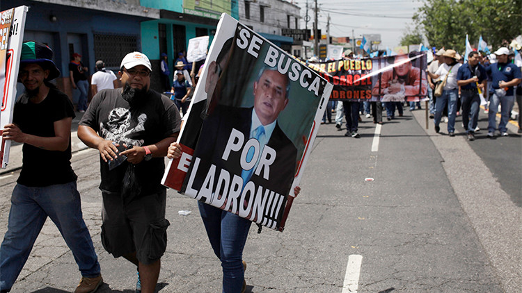 Entre protestas y caos político: ¿Por qué Guatemala 'se rebeló' contra su presidente?
