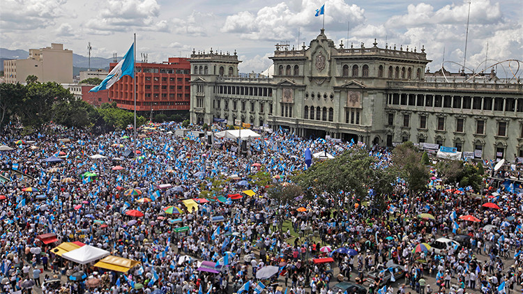Entre protestas y caos político: ¿Por qué Guatemala 'se rebeló' contra su presidente?